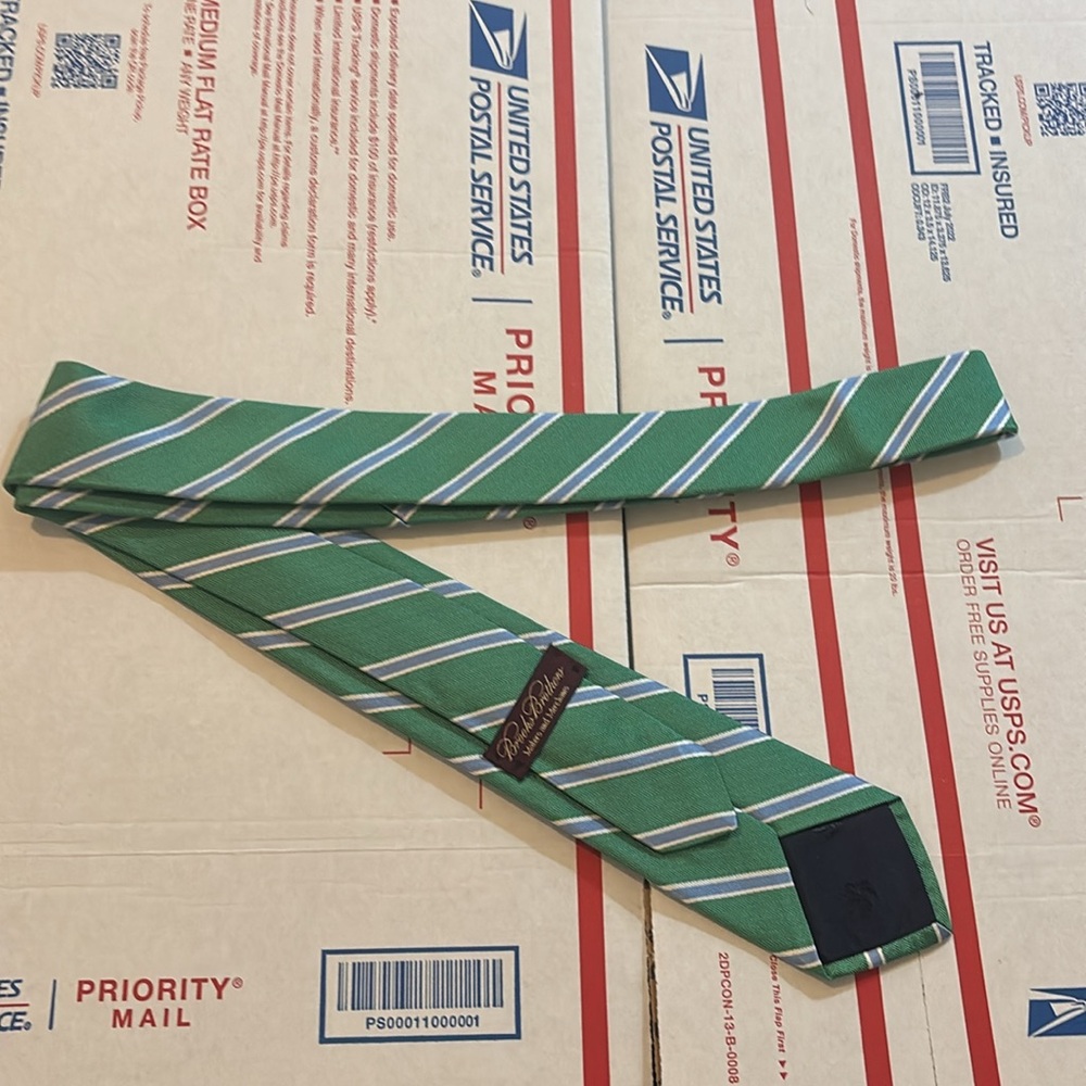 Brooks Brothers- TIE- happy poshing 👔👔👔